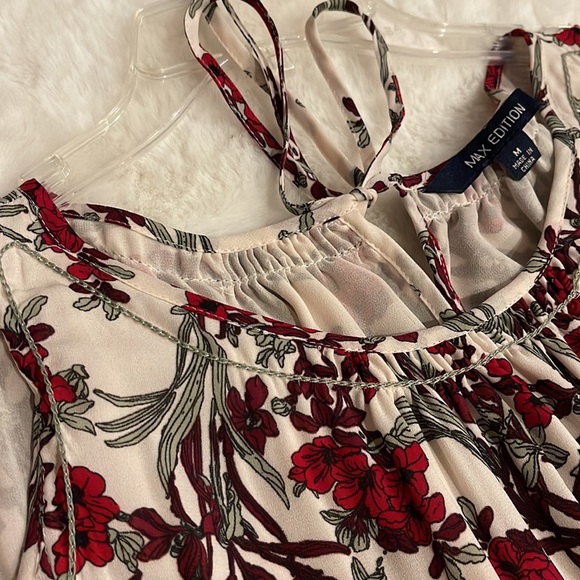 Long sleeve cold shoulder Max Edition knit top.  Cream color lining. Size Medium - Picture 5 of 5